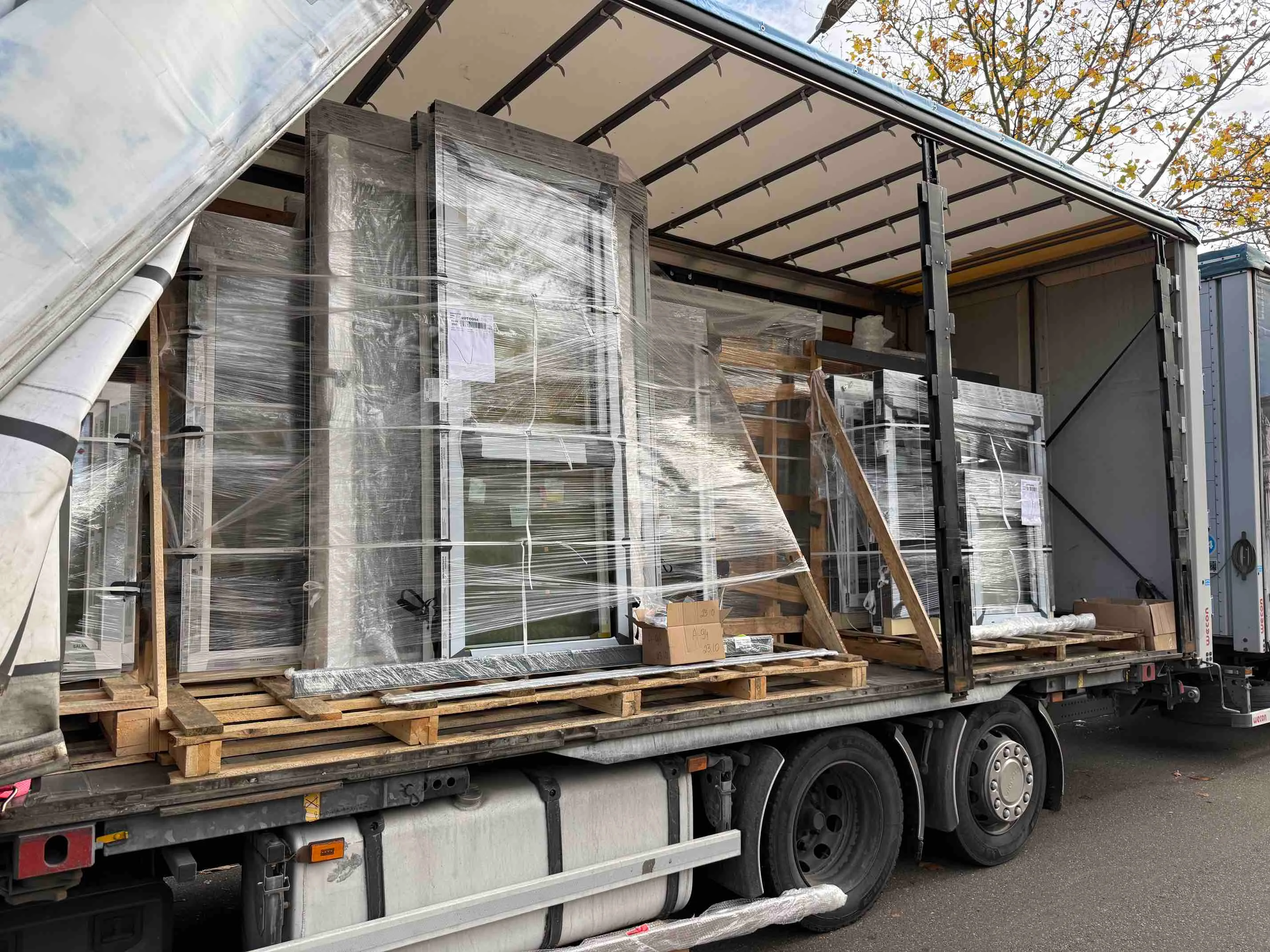 Professionelle Lieferung unserer Fenster - LKW Lieferung