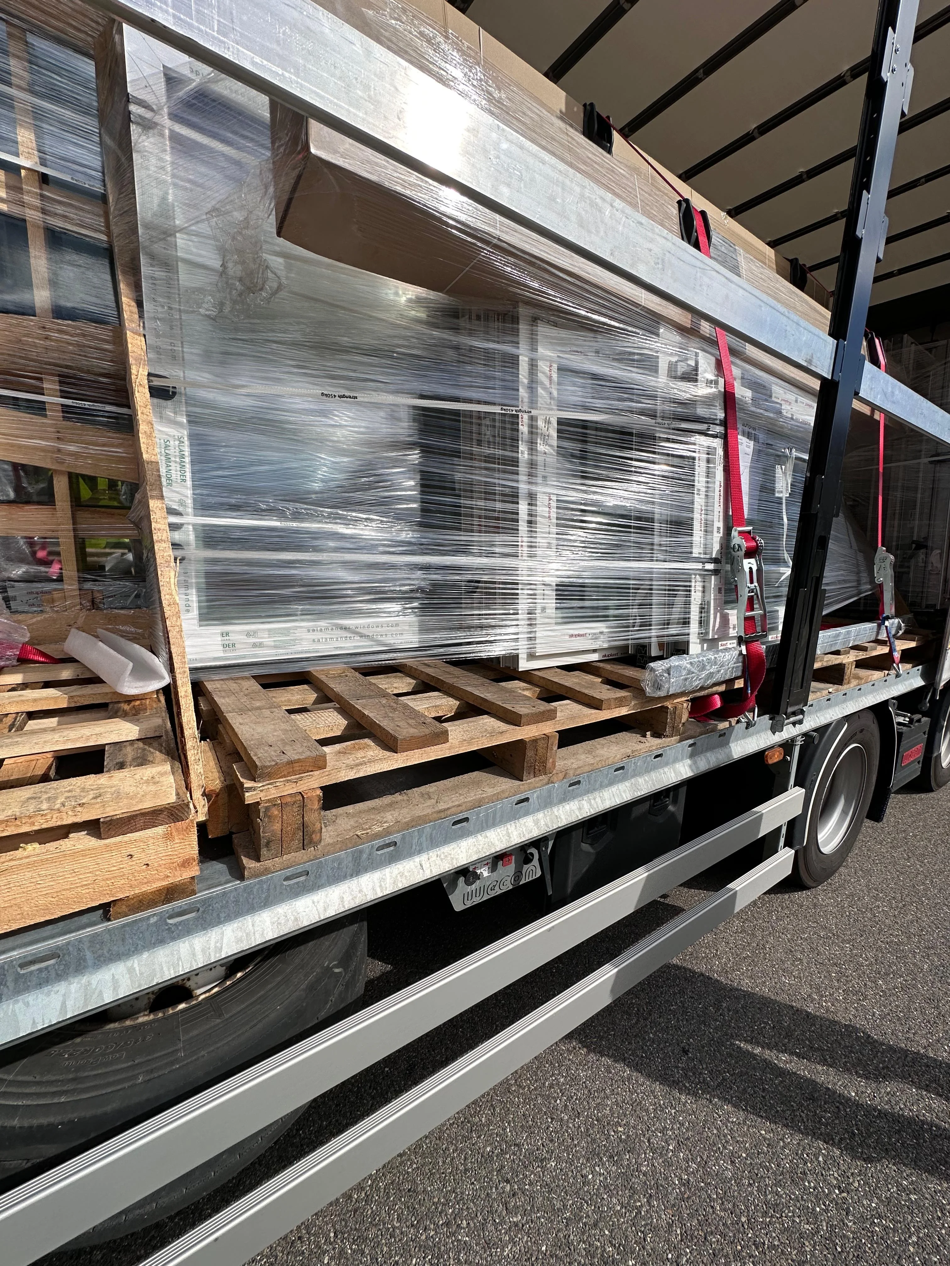 Große Hebe-Schiebetür mit barrierefreier Schwelle - Terrassen Überbau